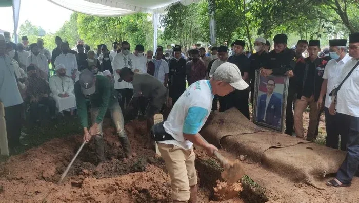 Prosesi pemakaman Wakil Ketua DPRD Palembang Azhari Haris