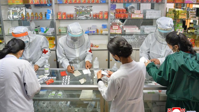 Pyongyang Bak Kota Mati Gegara Dihantam Covid-19 Army medics involved medicine supply distribution work amid the COVID-19 pandemic in Pyongyang, North Korea May 22, 2022 in this photo released May 23, 2022 by the countrys Korean Central News Agency. KCNA via REUTERS ATTENTION EDITORS - THIS IMAGE WAS PROVIDED BY A THIRD PARTY. REUTERS IS UNABLE TO INDEPENDENTLY VERIFY THIS IMAGE. NO THIRD PARTY SALES. SOUTH KOREA OUT. NO COMMERCIAL OR EDITORIAL SALES IN SOUTH KOREA.