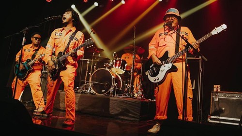 Rajawali Ingkar Janji, kelompok musik asal bali yang menyebut dirinya sebagai band idola dagang canang.