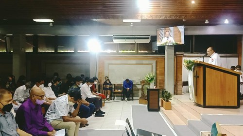 Ratusan umat Kristiani tampak khusyuk mengikuti perayaan Hari Kenaikan Isa Almasih di GKPB Jemaat Kristus Kasih dan BPI Fajar Kasih, yang berlokasi di Jalan Debes No 6 Denpasar, Bali pada Kamis (26/5).