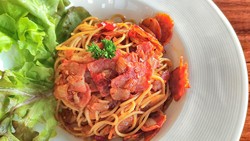 Resep Spaghetti Sosis Pedas yang Enak Buat Makan Siang