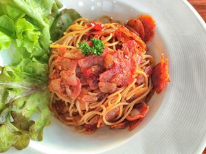 Resep Spaghetti Sosis Pedas yang Enak Buat Makan Siang