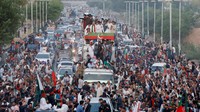 Untuk diketahui, massa pendukung Imran Khan menggelar aksi unjuk rasa untuk mendesak digelarnya pemilihan lebih awal. (REUTERS/Akhtar Soomro).