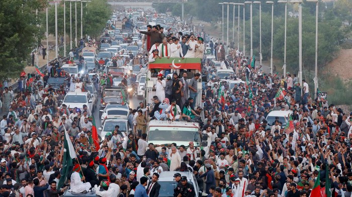 Ricuh! Demonstran Pendukung Imran Khan Bentrok dengan Polisi Pakistan Aksi unjuk rasa digelar massa pendukung mantan Perdana Menteri Imran Khan di Pakistan. Aksi unjuk rasa itu berujung bentrok antara demonstran dengan polisi.