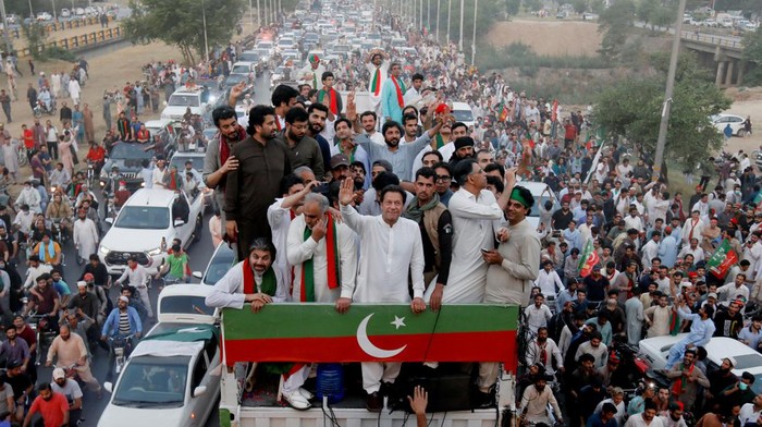 Aksi unjuk rasa digelar massa pendukung mantan Perdana Menteri Imran Khan di Pakistan. Aksi unjuk rasa itu berujung bentrok antara demonstran dengan polisi.