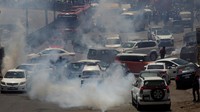 Sementara itu, aksi unjuk rasa yang dilakukan pendukung Imran Khan berujung bentrok antara demonstran dengan polisi Pakistan. Pihak kepolisian tampak menembakkan gas air mata untuk membubarkan demonstran di Lahore. (REUTERS/Mohsin Raza).