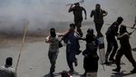 Ricuh! Massa Pendukung Imran Khan Bentrok dengan Polisi Pakistan