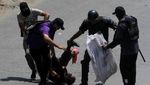 Ricuh! Massa Pendukung Imran Khan Bentrok dengan Polisi Pakistan
