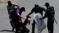 Sementara itu, terkait aksi unjuk rasa yang dilakukan pendukung Imran Khan, pemerintah Pakistan mengatakan aksi tersebut merupakan tindakan ilegal. Pemerintah Paksitan menilai aksi itu sebagai upaya membawa demonstran ke Islamabad dengan niat jahat. (REUTERS/Mohsin Raza).