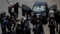 Petugas polisi tampak menggunakan tongkat pada demonstran pendukung partai politik Pakistan Tehreek-e-Insaf (PTI) di tengah aksi unjuk rasa mendukung mantan Perdana Menteri Pakistan Imran Khan yang digulingkan di Lahore, Pakistan, Rabu (25/5/2022). (REUTERS/Mohsin Raza).