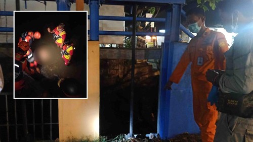 Salah satu petugas Basarnas Bali menunjukkan TKP hanyutnya WR  di Dam PU Tukad Yeh Aya 9, Denpasar, Bali pada Kamis (26/5/2022)