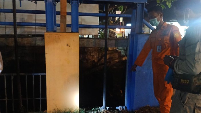 Salah satu petugas Basarnas Bali menunjukkan TKP hanyutnya WR  di Dam PU Tukad Yeh Aya 9, Denpasar, Bali pada Kamis (26/5/2022)