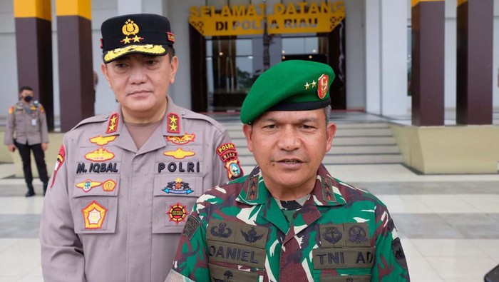 Panglima Komando Daerah Militer (Kodam) I Bukit Barisan, Mayjen TNI Achmad Daniel Chardin mengunjungi Mapolda Riau. Dia disambut Kapolda Irjen Pol Mohammad Iqbal.