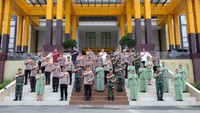 Mereka kemudian berfoto bersama di teras Mapolda pada Rabu (25/5/2022).