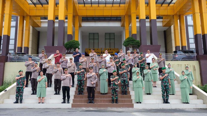 Salam Komando Kapolda Riau dan Pangdam I Bukit Barisan Panglima Komando Daerah Militer (Kodam) I Bukit Barisan, Mayjen TNI Achmad Daniel Chardin mengunjungi Mapolda Riau. Dia disambut Kapolda Irjen Pol Mohammad Iqbal.