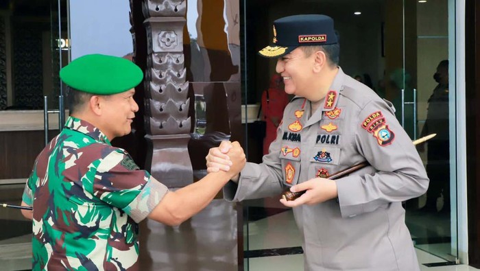 Panglima Komando Daerah Militer (Kodam) I Bukit Barisan, Mayjen TNI Achmad Daniel Chardin mengunjungi Mapolda Riau. Dia disambut Kapolda Irjen Pol Mohammad Iqbal.