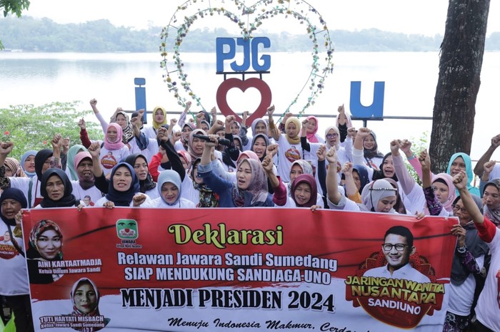 Sejumlah relawan Jaringan Wanita Nusantara (Jawara) Sandi Uno memberikan pelatihan budidaya tambak ikan hingga deklarasi mendukung Sandiaga Uno.