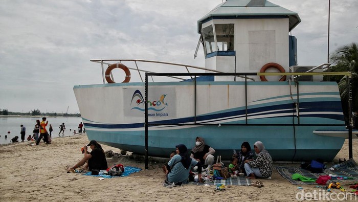 Pantai Ancol jadi salah satu destinasi wisata yang dituju warga Jakarta saat libur tanggal merah. Sejumlah anak terlihat asyik bermain air di pantai.