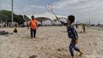 Libur Sehari, Anak-anak Asyik Main Air di Pantai Ancol