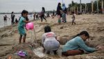 Libur Sehari, Anak-anak Asyik Main Air di Pantai Ancol