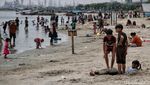Libur Sehari, Anak-anak Asyik Main Air di Pantai Ancol
