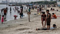 Begini suasana di Pantai Ancol yang ramai dikunjungi wisatawan saat libur kenaikan Isa Almasih.