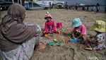 Libur Sehari, Anak-anak Asyik Main Air di Pantai Ancol