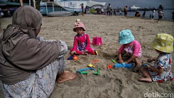 Momen libur nasional ini dimanfaatkan sejumlah orang tua untuk mengajak anak-anak mereka liburan ke Pantai Ancol.  