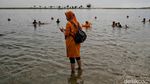 Libur Sehari, Anak-anak Asyik Main Air di Pantai Ancol