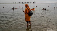 Tak hanya anak-anak, orang dewasa juga antusias berwisata di Pantai Ancol.