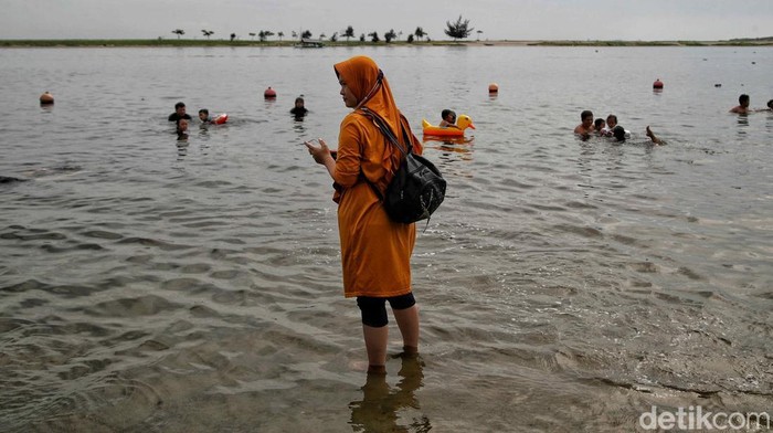 Pantai Ancol jadi salah satu destinasi wisata yang dituju warga Jakarta saat libur tanggal merah. Sejumlah anak terlihat asyik bermain air di pantai.