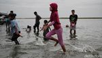 Libur Sehari, Anak-anak Asyik Main Air di Pantai Ancol