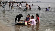 Libur Sehari, Anak-anak Asyik Main Air di Pantai Ancol
