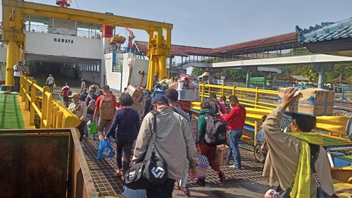 Suasana di Pelabuhan Padangbai, Karangasem, Bali. Cek harga tiket dan jadwal penyeberangan Pelabuhan Padangbai menuju Pelabuhan Lembar, Lombok.