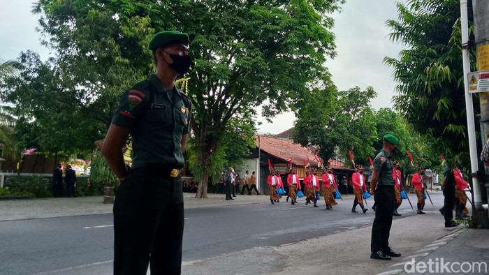 Suasana di sekitar lokasi akad nikah adik Jokowi dengan Ketua MK, Solo, Kamis (26/5/2022).