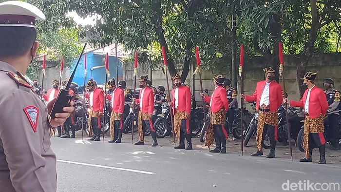 Suasana menjelang akad nikah Ketua MK dan adik Presiden Joko Widodo di jalan depan Gedung Graha Sabha Buana, Kamis (26/5/2022) pagi.