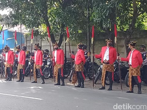 Suasana menjelang akad nikah Ketua MK dan adik Presiden Joko Widodo di jalan depan Gedung Graha Sabha Buana, Kamis (26/5/2022) pagi.