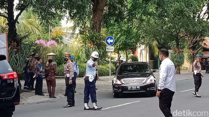 Suasana menjelang akad nikah Ketua MK dan adik Presiden Joko Widodo di jalan depan Gedung Graha Sabha Buana, Kamis (26/5/2022) pagi.