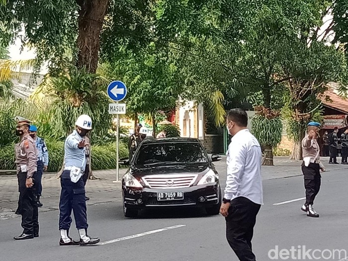 Suasana menjelang akad nikah Ketua MK dan adik Presiden Joko Widodo di jalan depan Gedung Graha Sabha Buana, Kamis (26/5/2022) pagi.