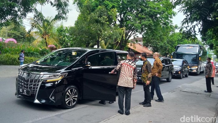 Menkop UKM Teten Masduki menjadi salah satu tamu di resepsi pernikahan Ketua MK Anwar Usman-Idayati, Kamis (26/5/2022).