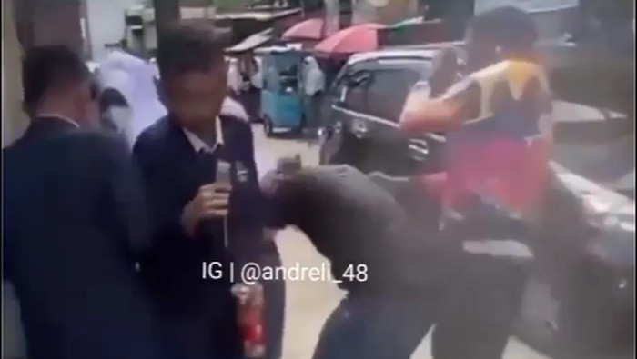 Tangkapan layar video viral WNA pukul pengendara di Palembang.