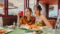 Meski begitu, ibu satu anak ini juga gemar kulineran. Di Instagramnya, ia sering membagikan momen saat kulineran bareng keluarga dan teman. Foto: Instagram @tasyafarasya