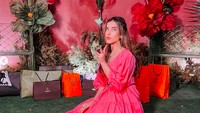 Tasya Farasya mengunggah momen saat perayaan ulang tahunnya yang dipenuhi nuansa bunga-bunga dan dominasi warna pink.  Foto: dok. Instagram/@tasyafarasya