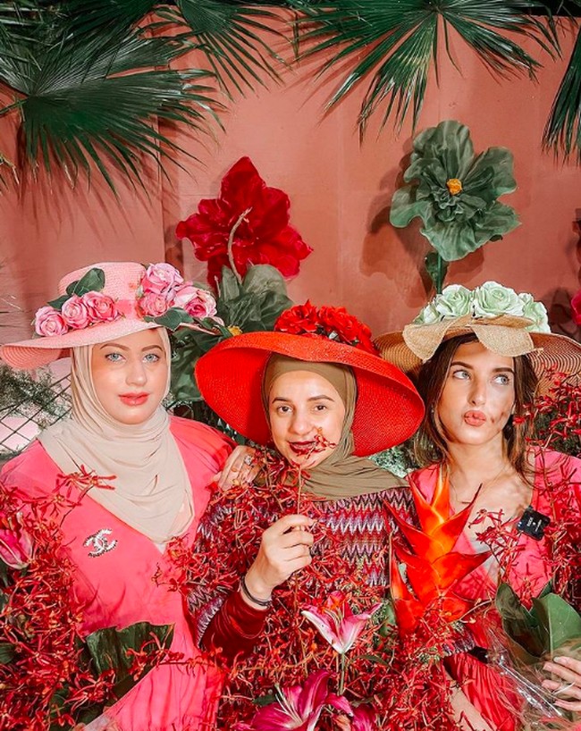 Uniknya, Tasya merayakan ulang tahunnya bersama dengan dua saudari lainnya: kembarannya Tasyi dan kakaknya Selvi Salavia. Ketiga kakak beradik ini sama-sama memiliki tanggal lahir yang sama. Foto: dok. Instagram/@tasyafarasya