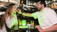 Salah satunya ada momen kulineran bareng sang suami. Bahkan momen kulinernya ini bikin netizen baper lantaran suaminya menyuapi makanan. Foto: Instagram @tasyafarasya