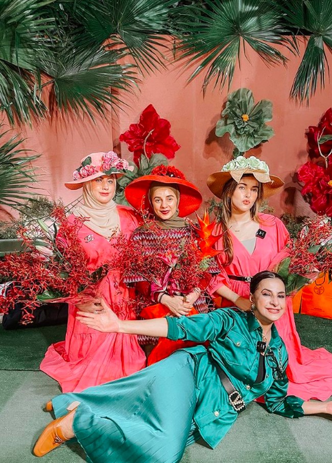 Inilah potret kakak beradik tersebut bersama ibu mereka, Ala Alatas. Foto: dok. Instagram/@tasyafarasya