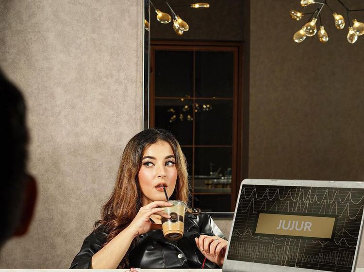 Gaya Mewah Tasya Farasya saat Ngopi Cantik di Kafe