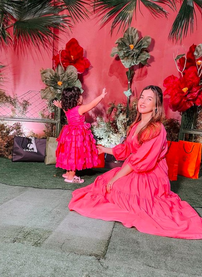 Anak Tasya Farasya yang kerap dipanggil Ayang itu juga tampil menggemaskan dengan busana pink-fuschia. ‘Foto: dok. Instagram/@tasyafarasya