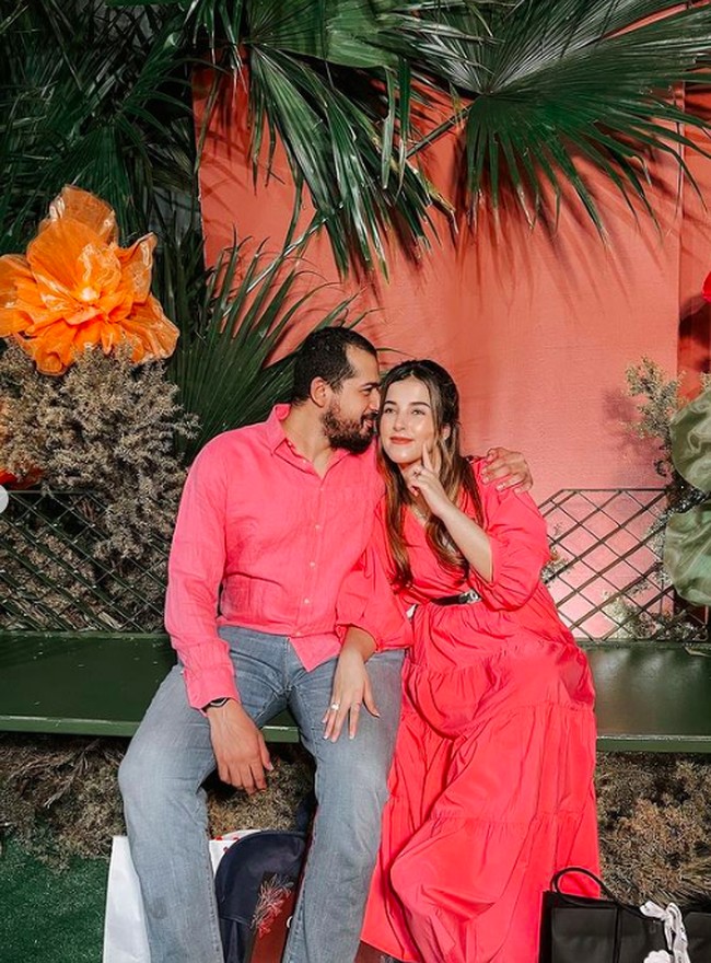 Dalam momen tersebut, ada pula suami Tasya Farasya, Ahmad Assegaf. Dalam posenya, dia menunjukkan kemesraan dengan mencium pipi sang istri yang tengah berulang tahun. Foto: dok. Instagram/@tasyafarasya