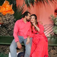 Dalam momen tersebut, ada pula suami Tasya Farasya, Ahmad Assegaf. Dalam posenya, dia menunjukkan kemesraan dengan mencium pipi sang istri yang tengah berulang tahun. Foto: dok. Instagram/@tasyafarasya